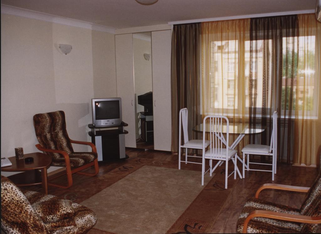Hotel Service Predslava On Antonovicha Street Kiev Camera foto
